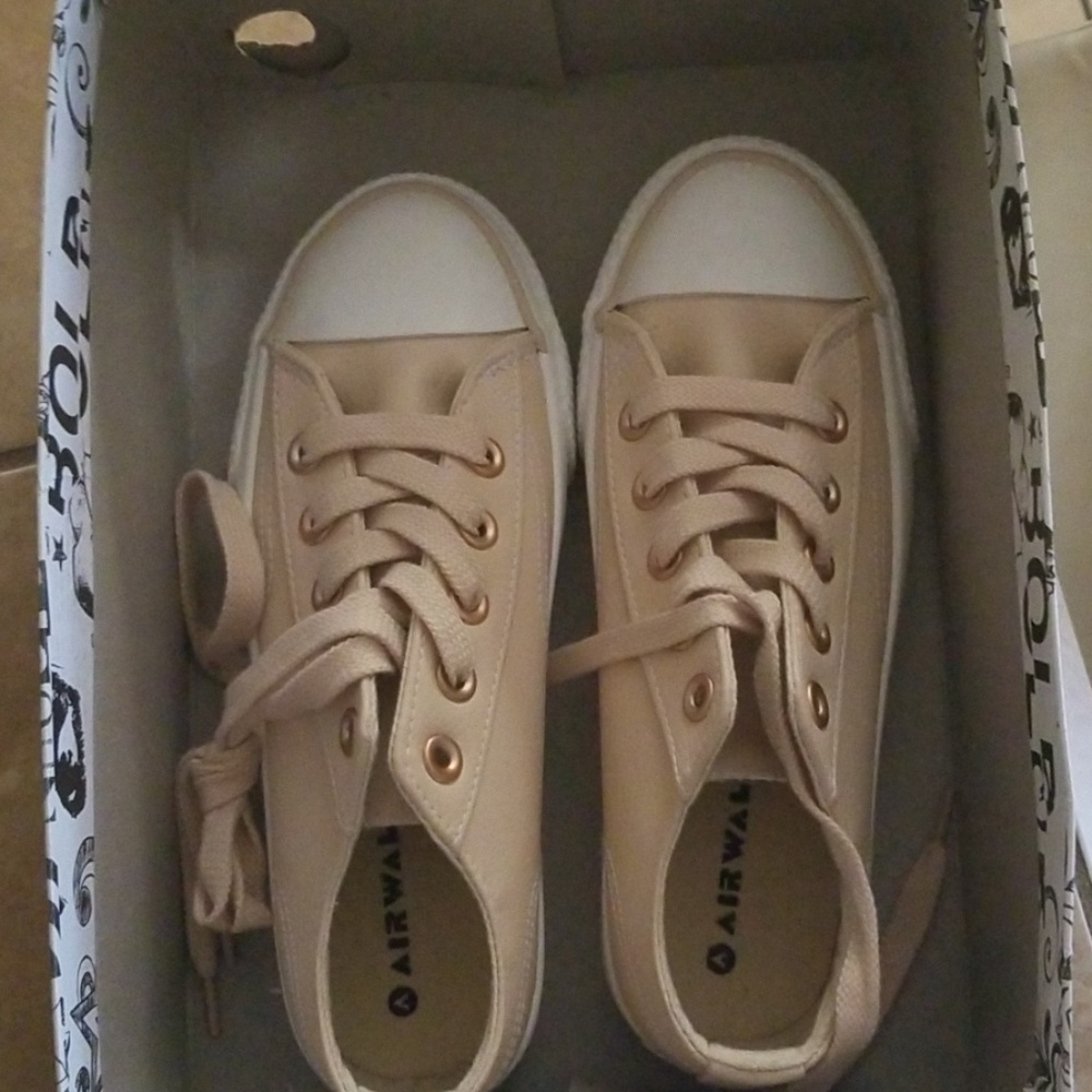 Size 6 brand new womens airwalk shoes